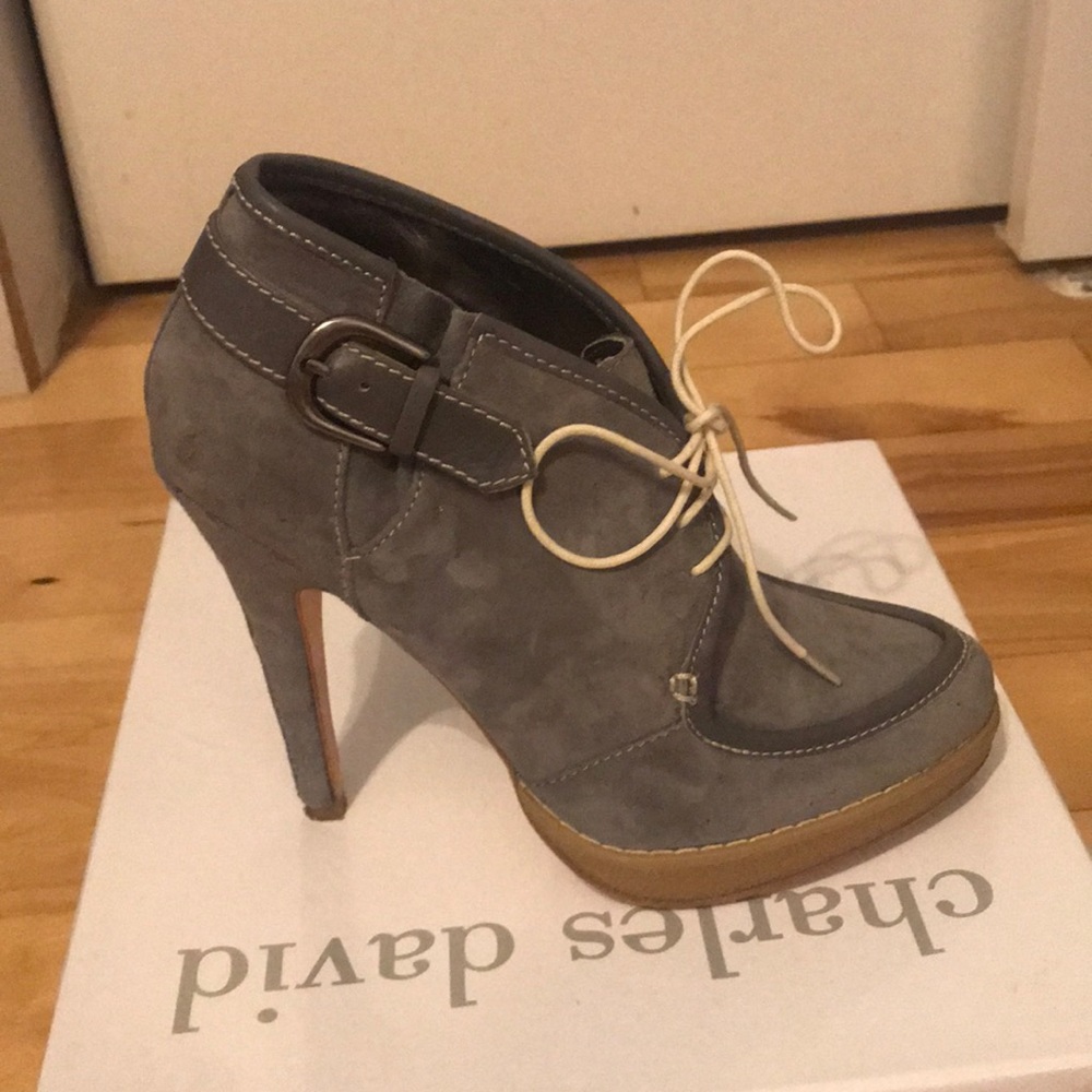 💯 Authentic Charles David Grey Suede Bootie